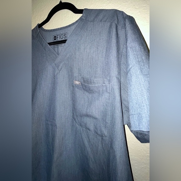 FIGS Men’s Heather Denim Leon Three Pocket Scrub Top SIZE LARGE - Picture 7 of 10